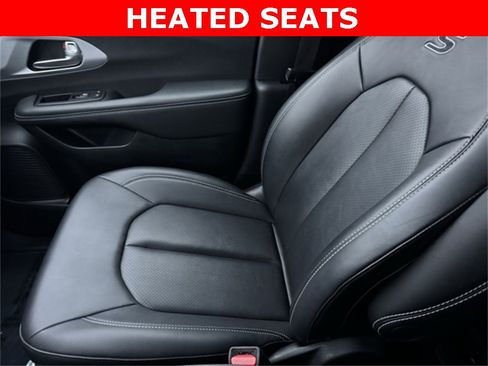 Used 2024 Chrysler Pacifica Select image 24