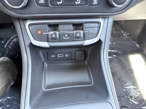 Used 2024 GMC Terrain SLE FWD image 31