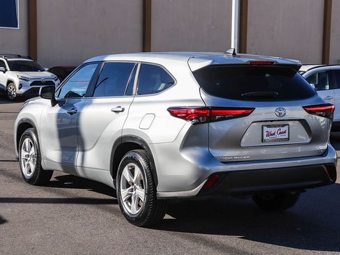 Used 2023 Toyota Highlander LE image 9