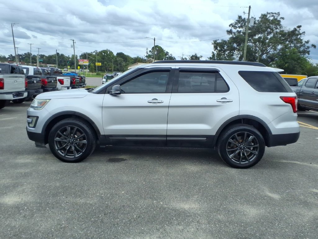 Used 2017 Ford Explorer XLT w/ Equipment Group 202A AWD/4WD image 4