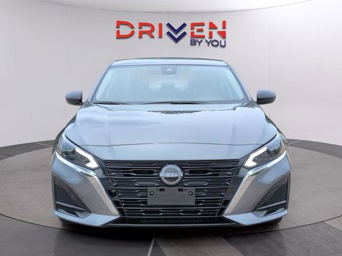 Used 2025 Nissan Altima 2.5 SV FWD image 8