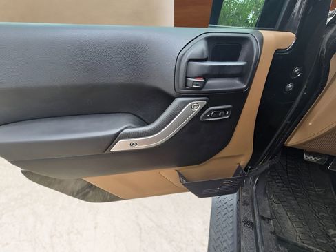 Used 2013 Jeep Wrangler Unlimited Sahara w/ Connectivity Group image 38