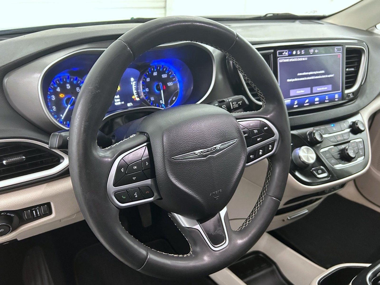 Certified 2022 Chrysler Pacifica Touring-L FWD image 11