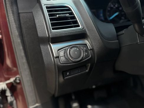 Used 2018 Ford Explorer XLT w/ Equipment Group 202A AWD/4WD image 28