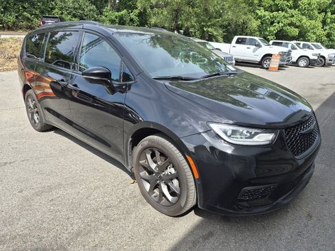 Used 2024 Chrysler Pacifica Limited w/ Uconnect Theater Family Group AWD/4WD image 1