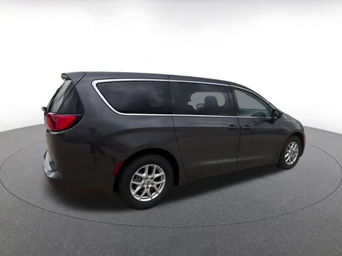 Used 2023 Chrysler Voyager LX FWD image 14