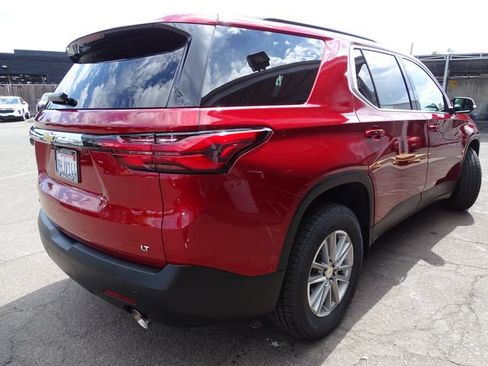 Used 2023 Chevrolet Traverse LT w/ Rear Camera Mirror Package FWD image 4