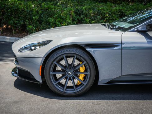 Used 2022 Aston Martin DB11 Coupe RWD image 27