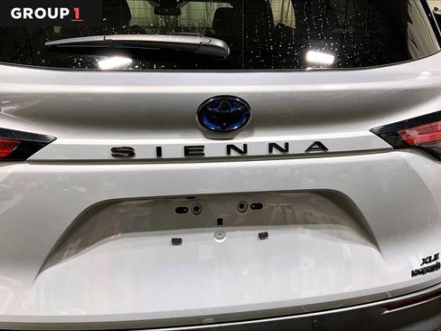 Certified 2022 Toyota Sienna XLE Woodland Edition image 10