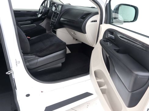 Used 2014 Dodge Grand Caravan SXT w/ Rear Park Assist Package image 16