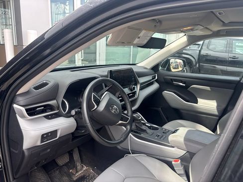 Used 2023 Toyota Highlander XLE AWD/4WD image 11
