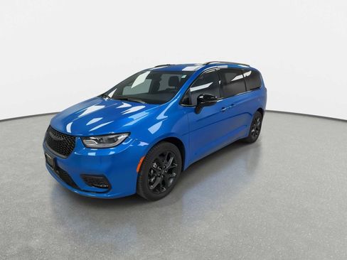 New 2026 Chrysler Pacifica Select w/ S Appearance Package image 4
