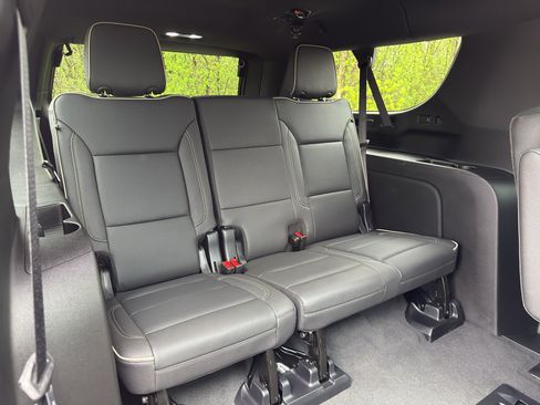 Used 2025 Chevrolet Suburban Premier AWD/4WD image 30