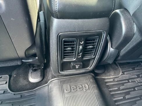 Used 2012 Jeep Grand Cherokee Laredo w/ Laredo E Group AWD/4WD image 16