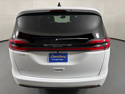 New 2027 Chrysler Pacifica Select FWD image 7