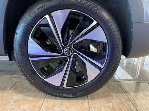 Used 2025 Volkswagen Taos SE image 11