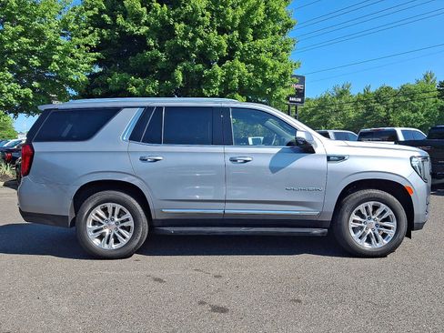 Used 2024 GMC Yukon SLT w/ SLT Luxury Package AWD/4WD image 7