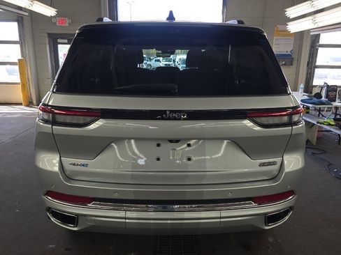 Used 2022 Jeep Grand Cherokee Overland w/ Advanced Protech Group III AWD/4WD image 5