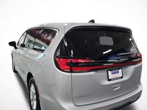 Used 2024 Chrysler Pacifica Touring-L image 8