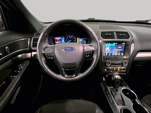Used 2018 Ford Explorer XLT w/ Equipment Group 202A FWD image 5