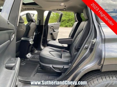 Used 2023 Toyota Highlander XLE image 36