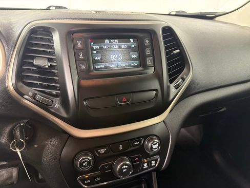 Used 2017 Jeep Cherokee Latitude FWD image 15