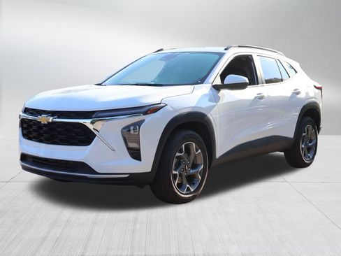 Used 2025 Chevrolet Trax LT w/ LT Convenience Package FWD image 3