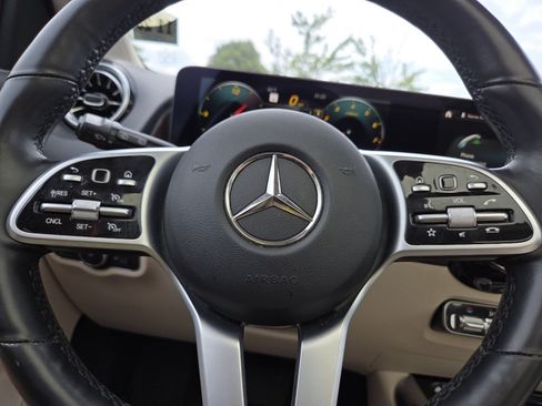 Used 2022 Mercedes-Benz GLB 250 4MATIC image 34