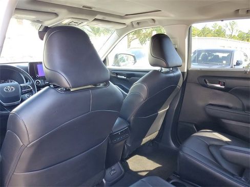 Used 2023 Toyota Highlander L image 29