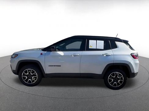 Used 2025 Jeep Compass Trailhawk AWD/4WD image 9