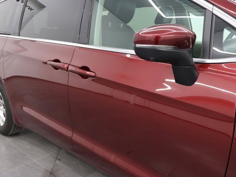 Used 2023 Chrysler Pacifica Touring-L AWD/4WD image 28