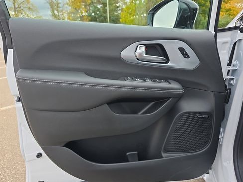 New 2026 Chrysler Pacifica Limited w/ Uconnect Theater Family Group image 30