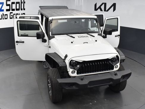 Used 2014 Jeep Wrangler Unlimited Rubicon w/ Connectivity Group AWD/4WD image 29