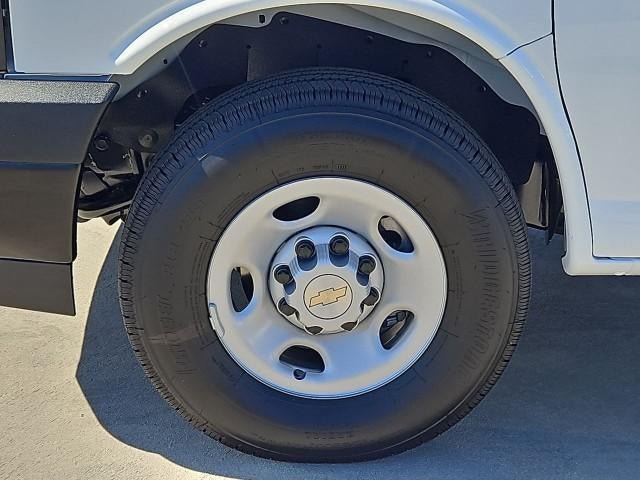 New 2026 Chevrolet Express 2500 Extended w/ Communications Package RWD image 30
