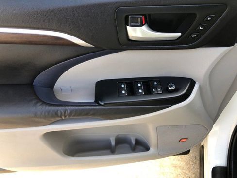 Used 2016 Toyota Highlander Limited image 12