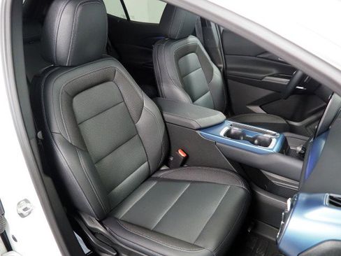 Used 2024 Chevrolet Equinox EV LT image 2