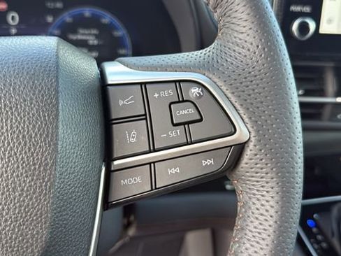 Used 2025 Toyota Sienna Limited image 22