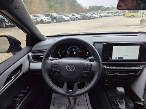 Used 2025 Toyota Camry SE image 21