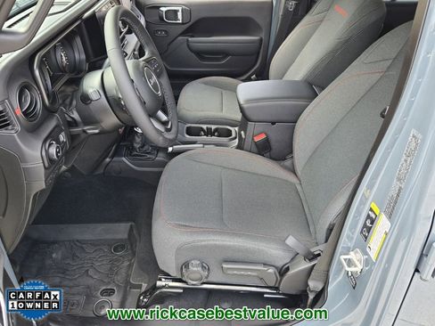 Used 2025 Jeep Gladiator Rubicon w/ Convenience Group image 11