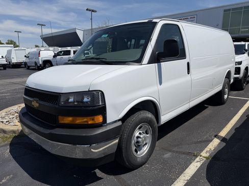 New 2026 Chevrolet Express 3500 Extended RWD image 4