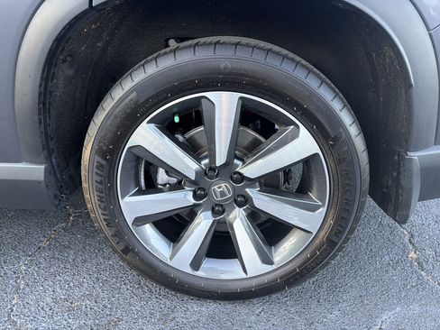 Used 2025 Honda Pilot Touring image 17