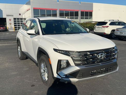 Used 2025 Hyundai Tucson SE AWD/4WD image 3