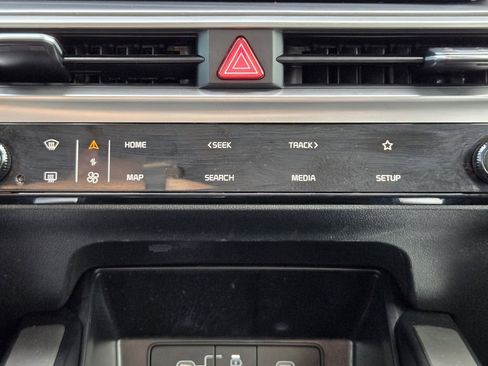 Used 2025 Kia Sorento LX image 16