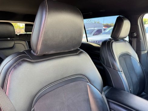 Used 2023 Jeep Grand Cherokee L Laredo image 15