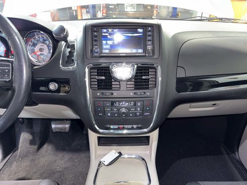 Used 2014 Chrysler Town & Country Touring-L FWD image 20