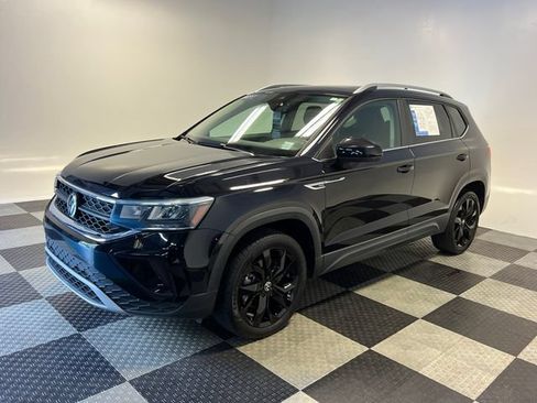 Certified 2023 Volkswagen Taos SE w/ Panoramic Sunroof Package FWD image 3