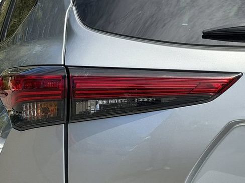 Used 2023 Toyota Highlander XLE FWD image 41
