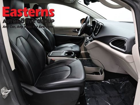 Used 2023 Chrysler Pacifica Touring-L FWD image 23