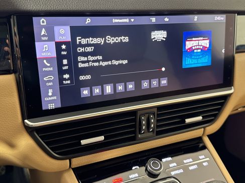 Used 2020 Porsche Cayenne image 24