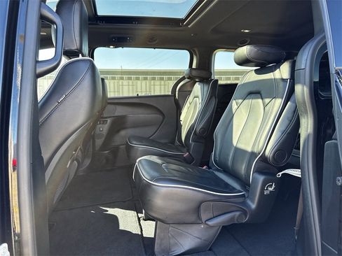 Used 2025 Chrysler Pacifica Limited image 31